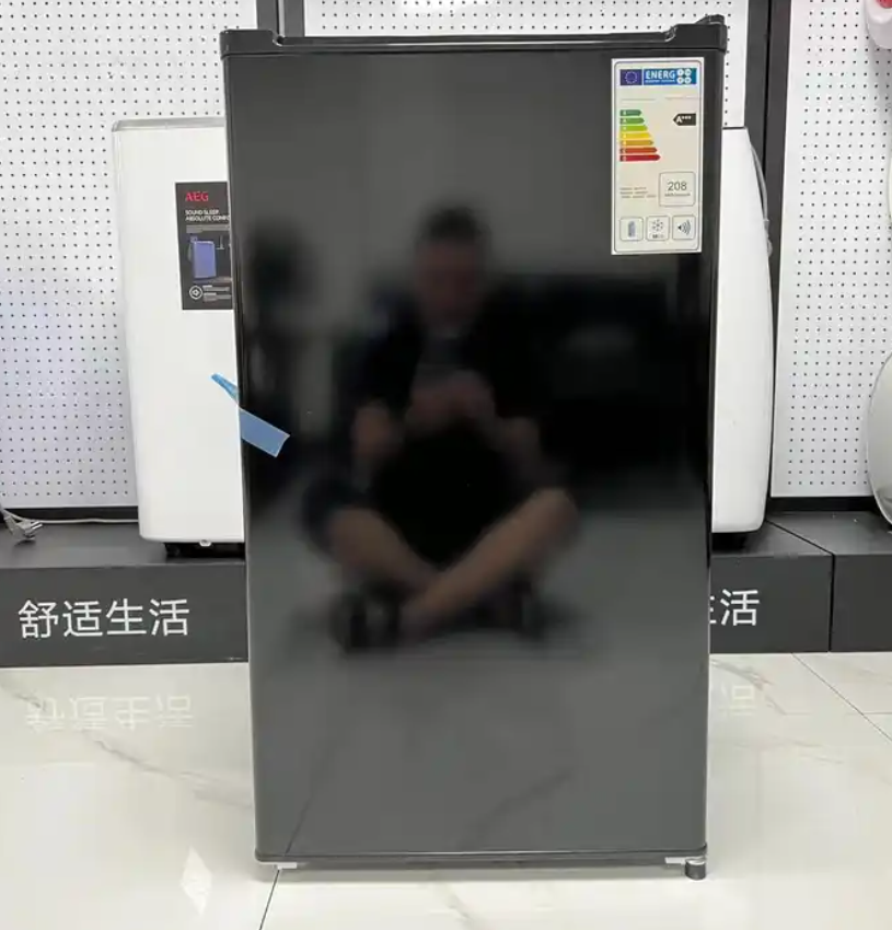Mini Bar Fridge Single Door 108L Refrigerator,  household and hotel use cooling and freezing BCD-108 black color A+++ class