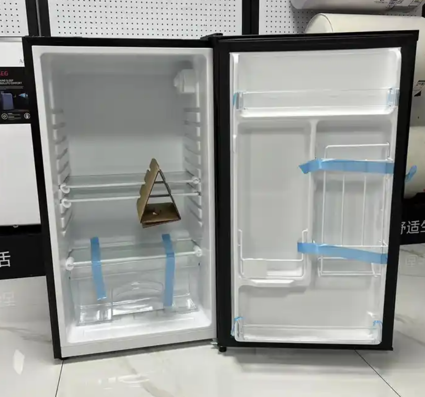 Mini Bar Fridge Single Door 108L Refrigerator,  household and hotel use cooling and freezing BCD-108 black color A+++ class